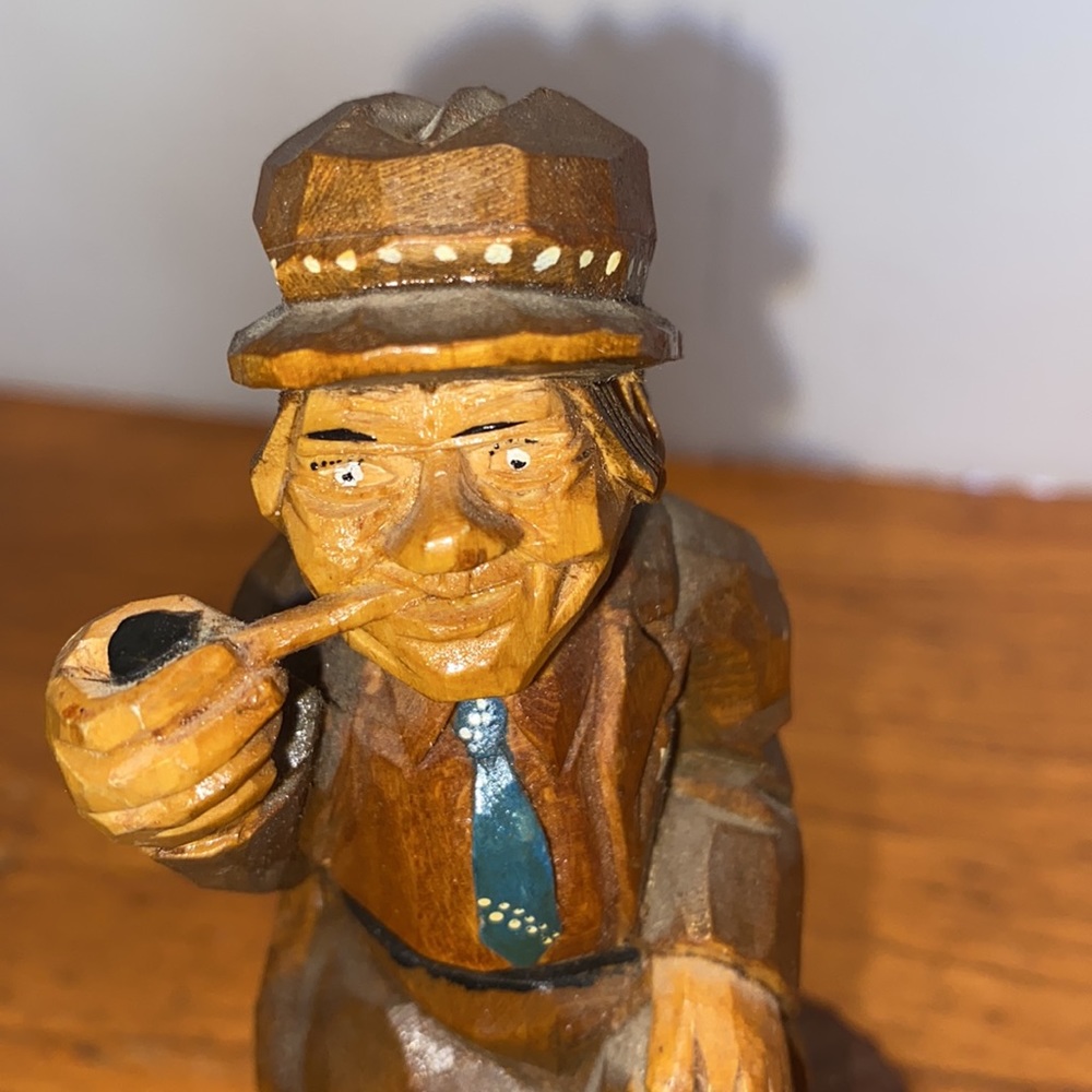 Vintage folk art wooden hand carved man sitting on a rock smoking a pie in suit - Picture 5 of 11
